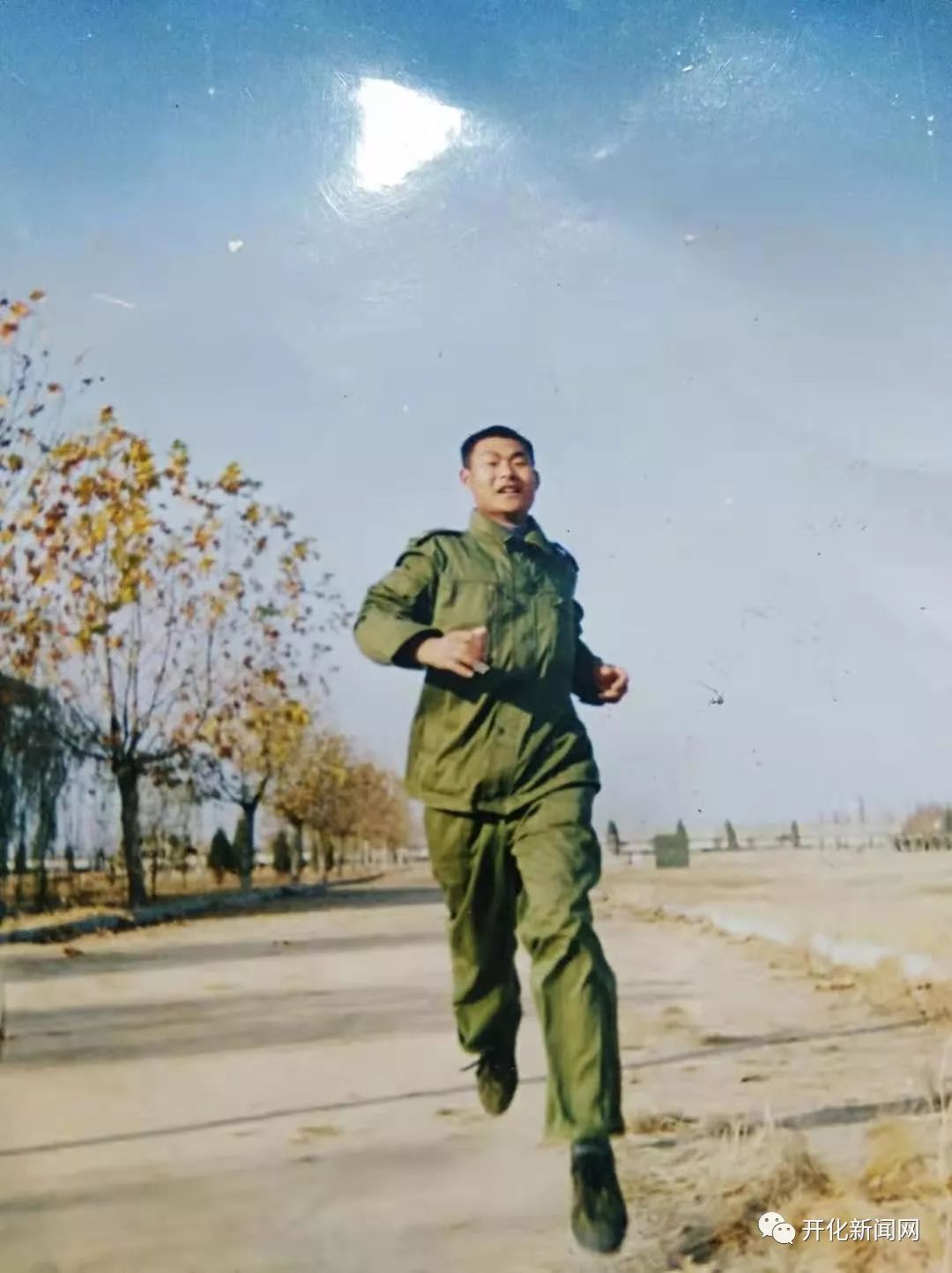 郑黎明曾是一名军人,2002年起服役于中国人民解放军73075部队,任通信