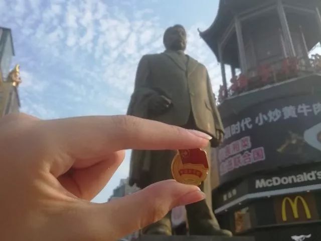 行走的团徽丨华兴团员携信仰一直在路上