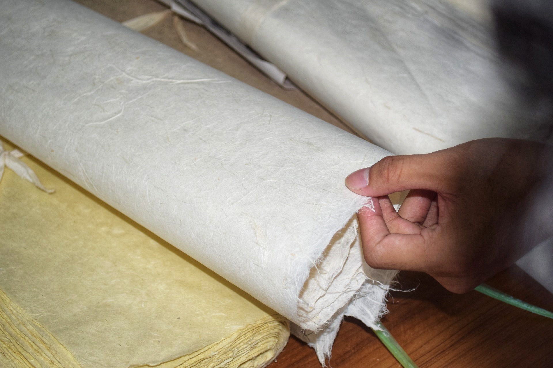 绘制彩绘时使用的白棉纸工作室隐藏在一处传统院落的二楼,楼梯间展示