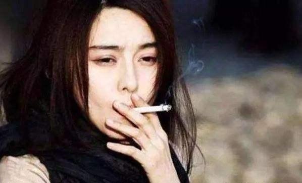 女明星的抽烟照,范冰冰最熟练,赵丽颖一看就不会