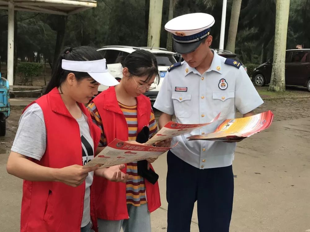 消防指战员向游客讲解消防安全知识