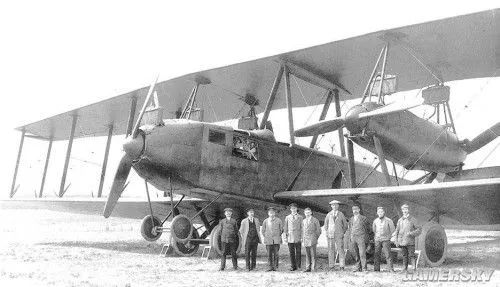 和哥达轰炸机不同,"巨人"由不同的工厂设计完成,外观,参数和性能也不