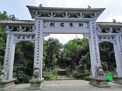 朋友们在跟随王介堂老师参观千年古刹伏龙寺的同时,了解到这座这栋