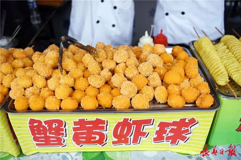 蟹黄虾球烤馍吃得太油腻就来点水果解解吧不仅有鲜果还有藕片,鱼干