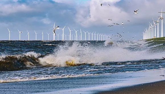 大唐江苏滨海300mw海上风电项目的现场,施工团队正在紧张施工