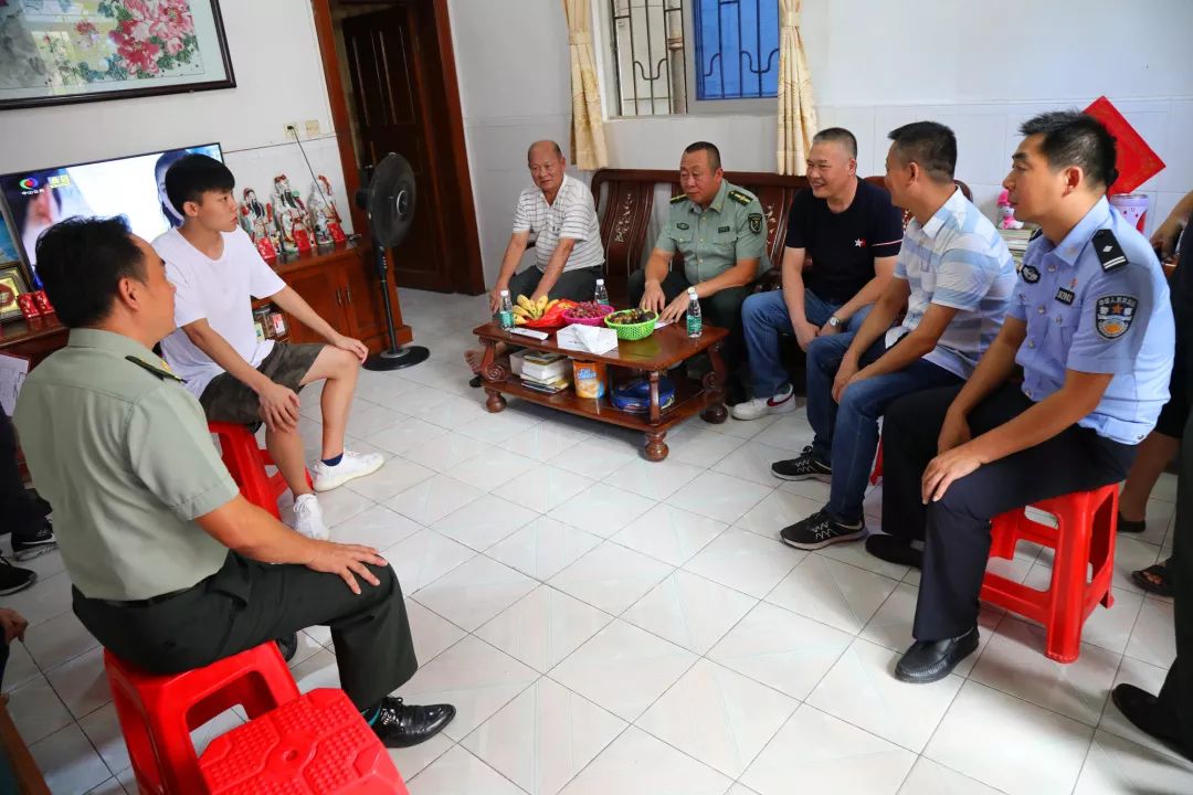 好男儿当兵去南朗16名适龄青年家中迎来征兵家访组