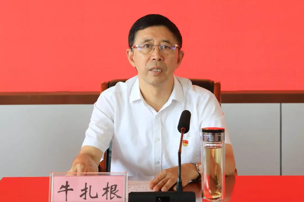 图为:振兴小镇党委书记牛扎根讲话