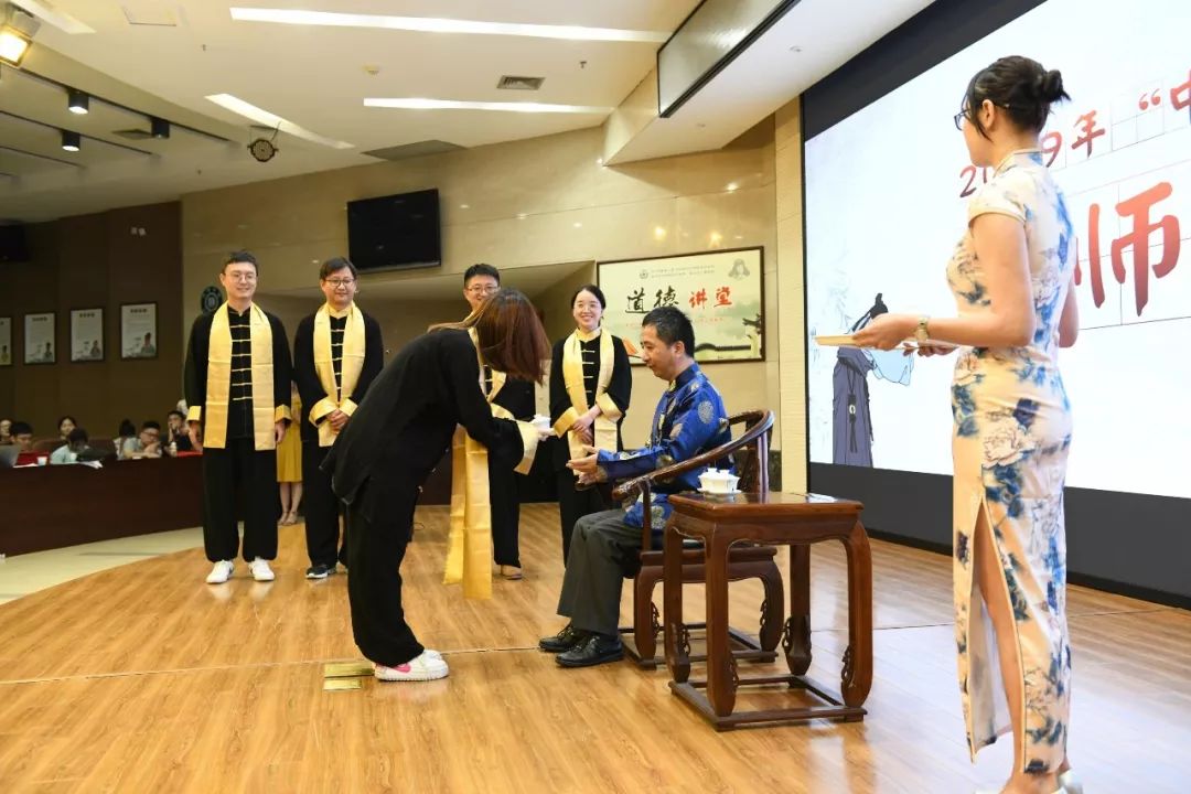 表心声奖先进行拜师礼这场医师节庆祝大会有欢笑有感动