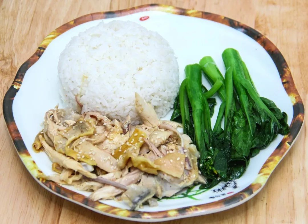 ① 手撕鸡鸡饭风味独特,肉质丝丝甘香② 精选农家走地靓鸡,口感特别