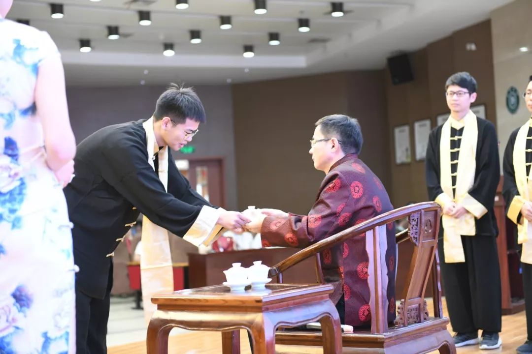 表心声奖先进行拜师礼这场医师节庆祝大会有欢笑有感动