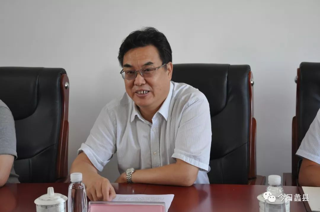 赵增华一行来到百尺镇政府,荣营村查阅了脱贫攻坚相关资料档案,详细