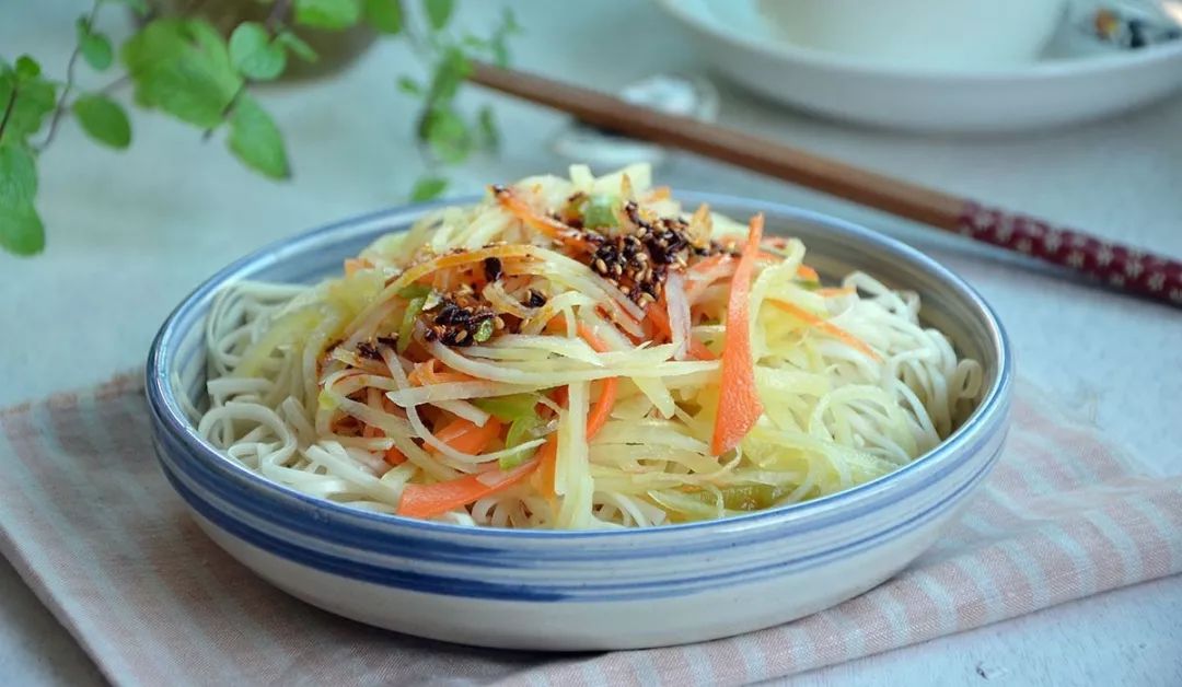 三丝冷面:做法简单,清爽可口,天天吃它都不会腻!