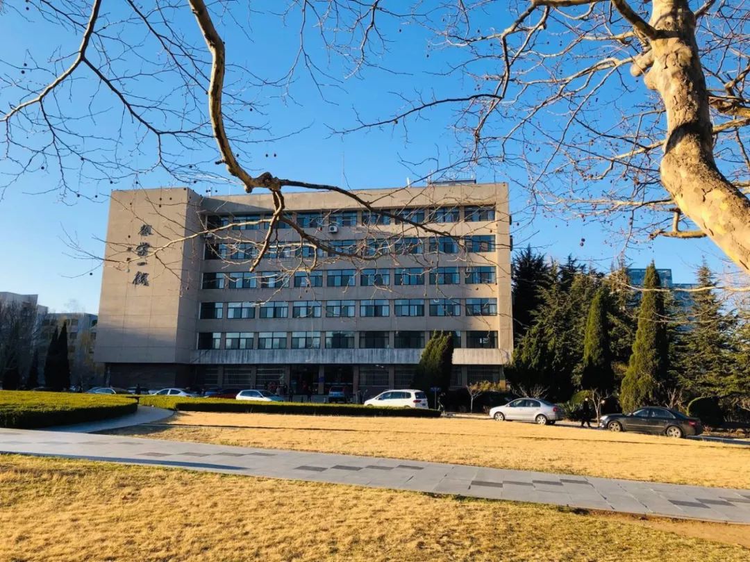 第一教学楼first首先看到的是第一教学楼让我们先走入东校区接下来