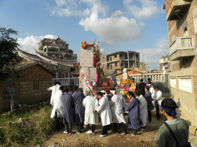 原创泪水禁不住用镜头为90岁的外婆送行