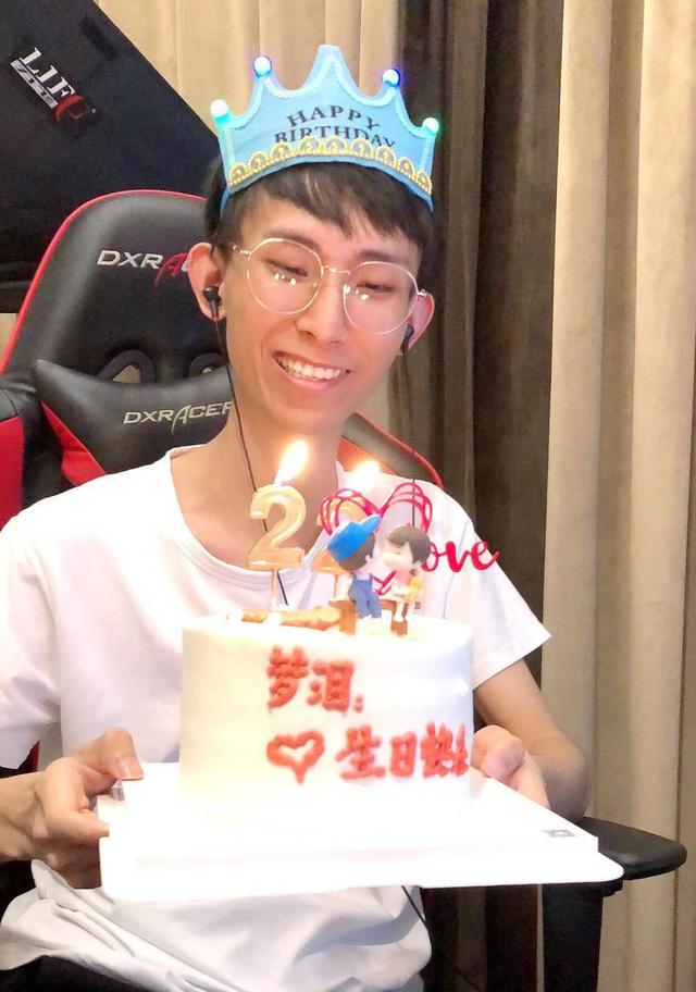 这里说个有趣的事,如果我们光看外表的话,可能不少玩家会觉着,梦泪的