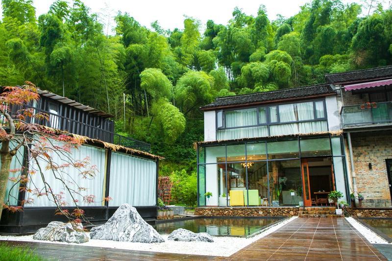 一栋近50多年历史的老青砖楼改造的古朴民宿天然氧吧体感游戏机烧烤