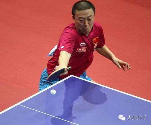 3晃撇的意义在于晃而一般使用晃撇接发球时,在球的高点击球,球拍接触