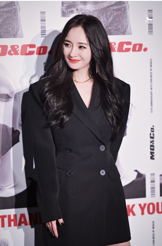 杨幂穿黑西装配上烟熏妆,变身冷艳心灵狙击手,美艳不可方物!