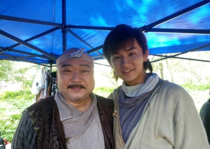 17版射雕英雄传幕后剧照沙通天和剧中四大主创一一合影