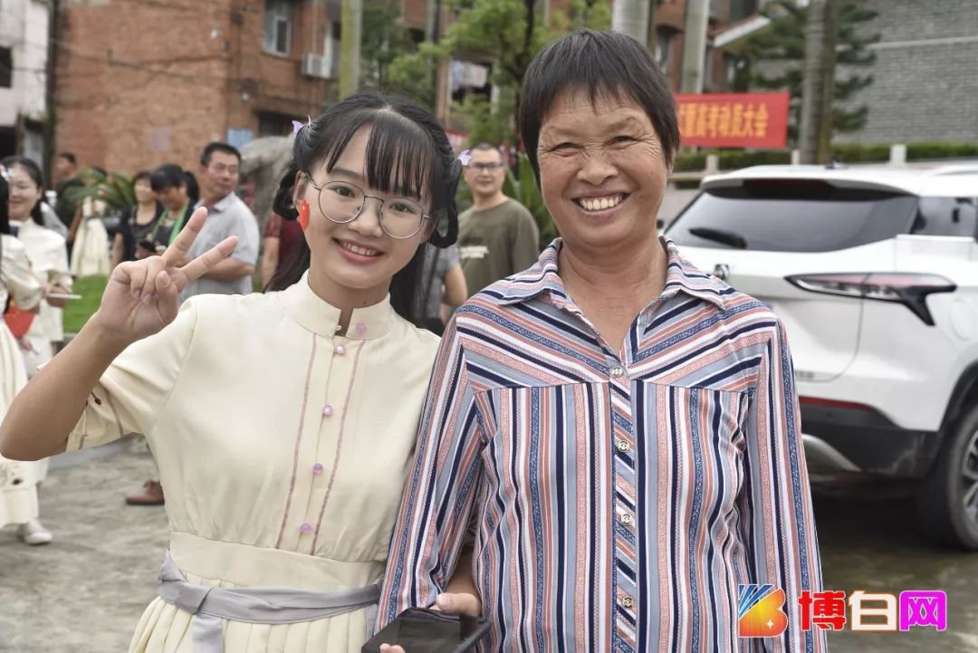 这一天博白县王力中学沸腾了