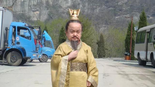 身高1米1的他,因《欢天喜地七仙女》走红,娶妻生子终被抛弃_张伸