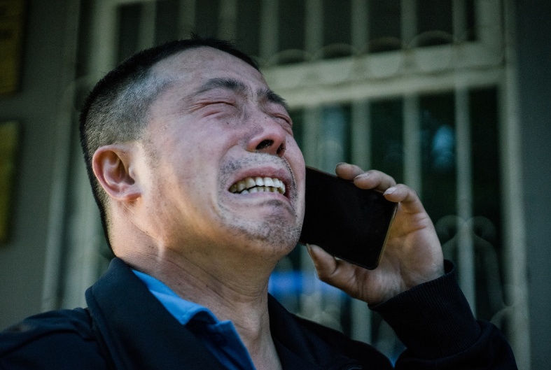 泪目!女友卷万元首饰跑路,中年外卖哥街头放声大哭