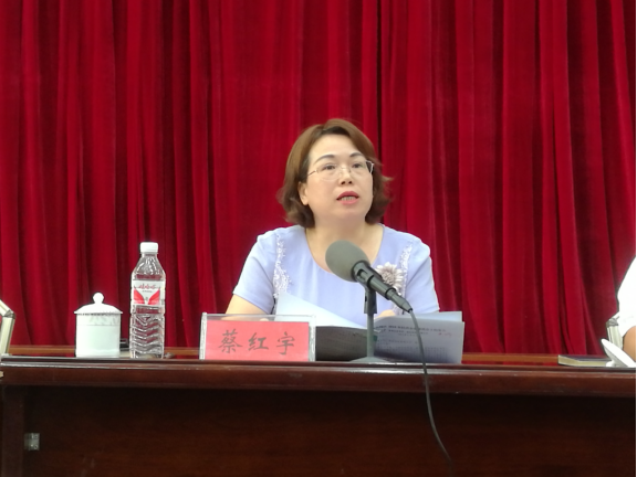 兼办公室主任蔡红宇组织学习传达上级文件精神鱼峰区委常委,副区长,区