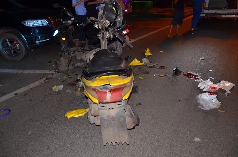 泸州两摩托车驾驶员酒后飙车相撞,现场很惨烈