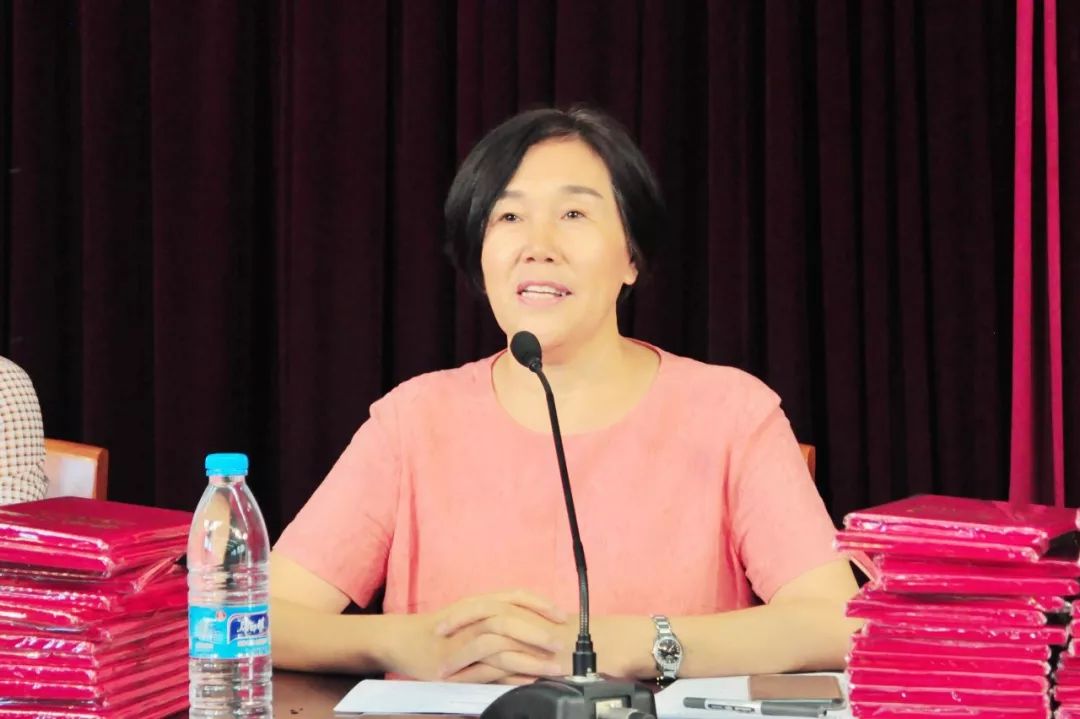 会议由副校长王桂芹主持.