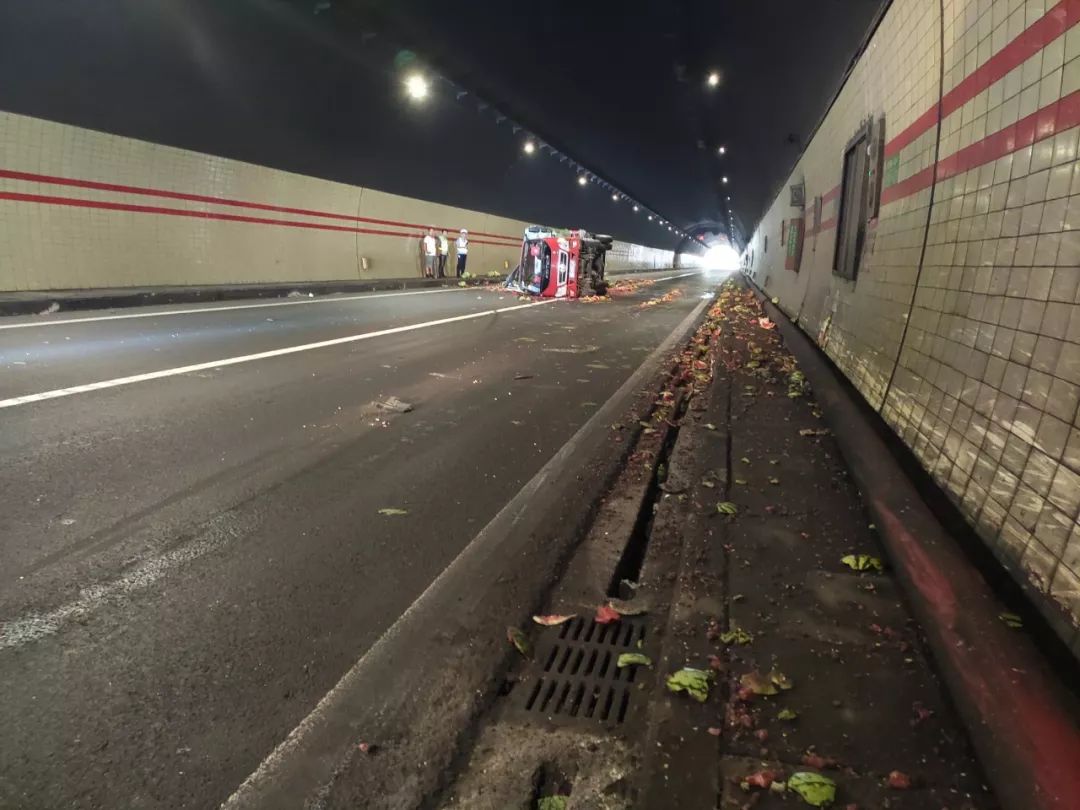g15沈海高速上一辆货车翻车,司机做了这件事幸免于难