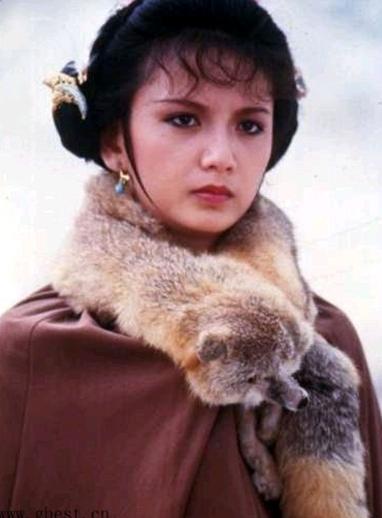 年轻时候的她美得不可方物,在《雪山飞狐》中饰演温柔的大家闺秀