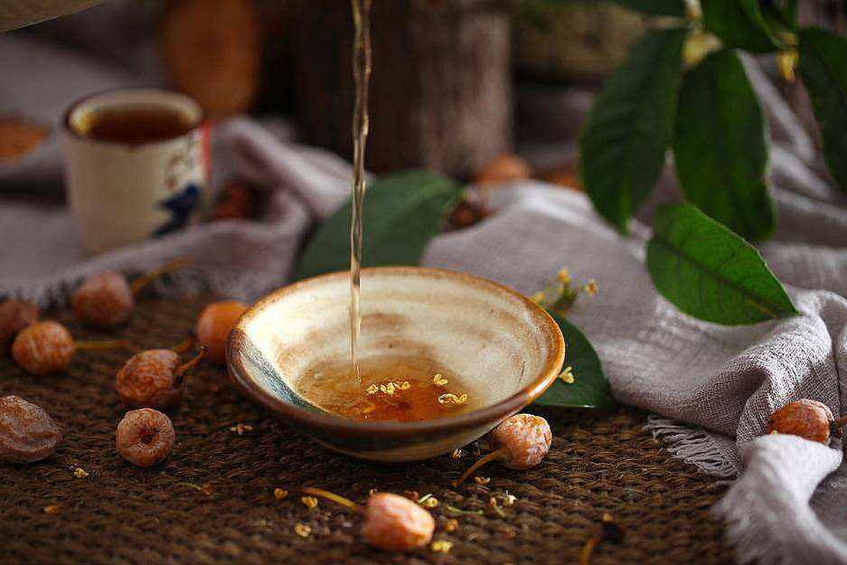 新年用椒柏酒祭祀或献于长辈,以此表达对祖先和长者