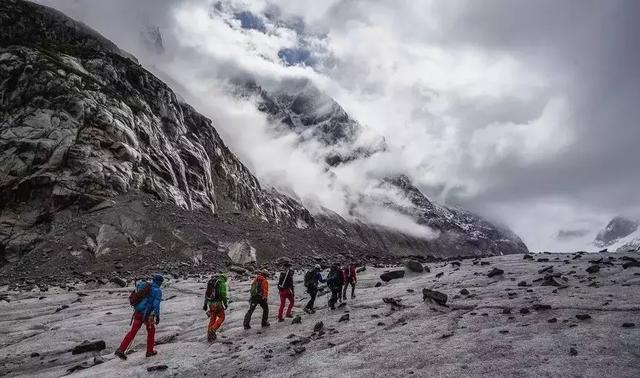 再加上高原地區空氣乾燥,通過排洩,呼吸,汗液等損失了大量的水分,使