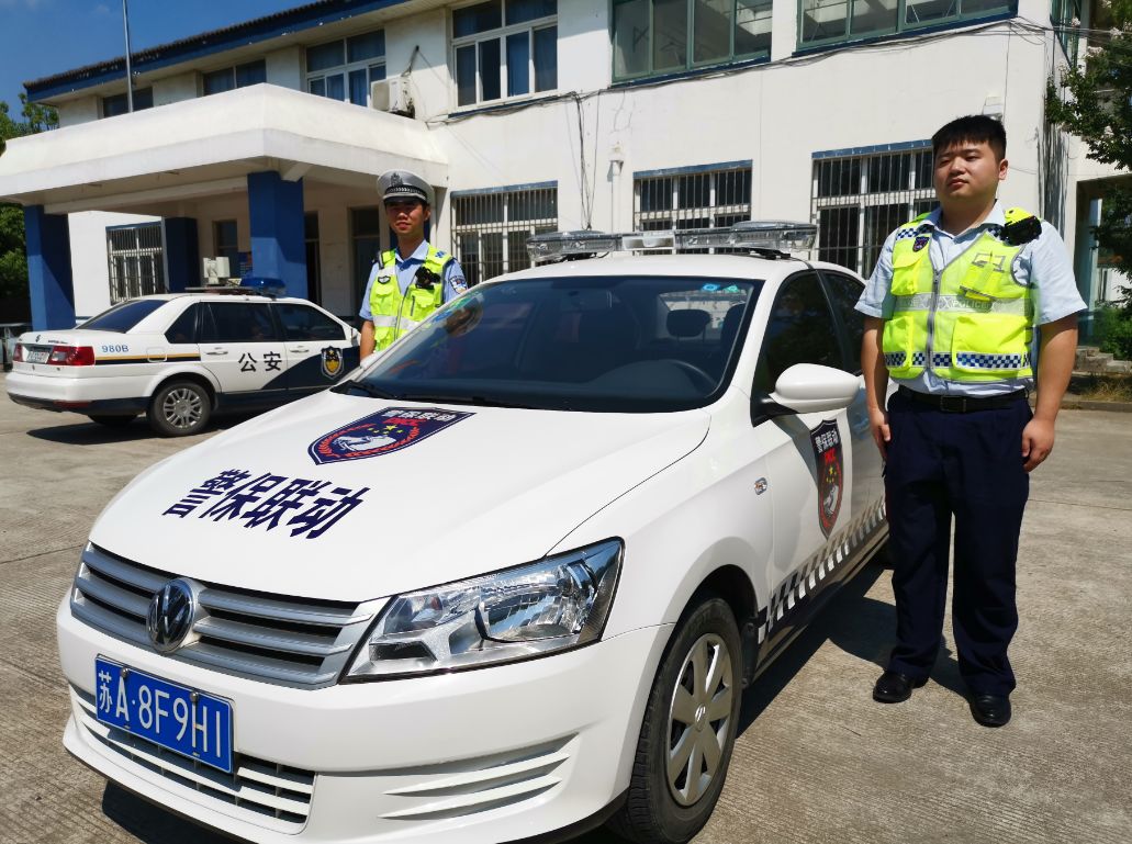 与交警大队民警或警辅一起,驾驶贴有"警保联动"统一标识的定损勘查车