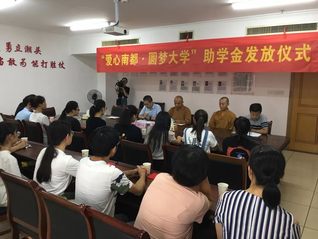 民宗局局长王洪伟,市佛教协会会长,南都禅寺住持释润华以及由各镇