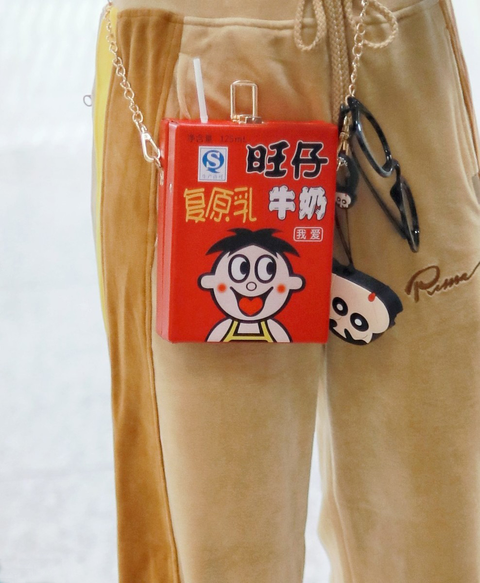 原创邢菲今天出门吃可爱多了旺仔牛奶包就这样背出门也不怕被抢了