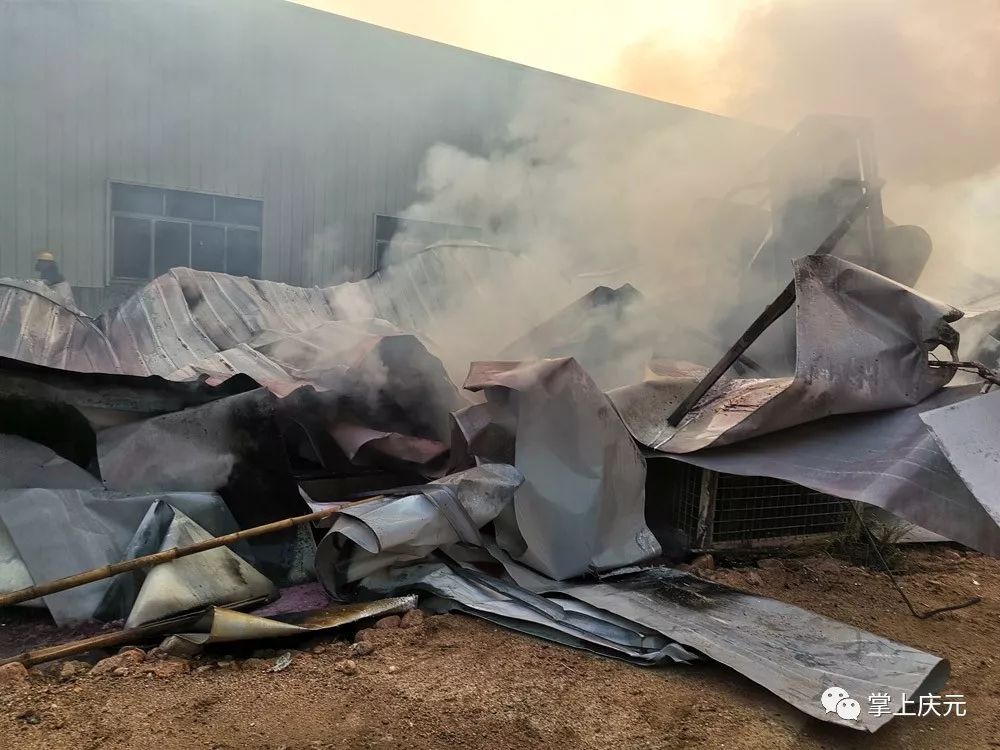 一厂房起火坍塌消防员顶烟成功扑救