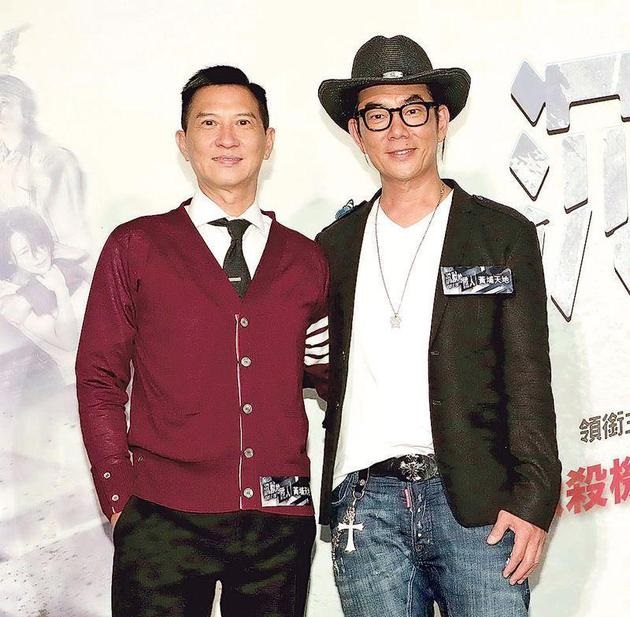 期间,张家辉与热情的与粉丝合影,而一同合影的女粉丝或是见到偶像太过