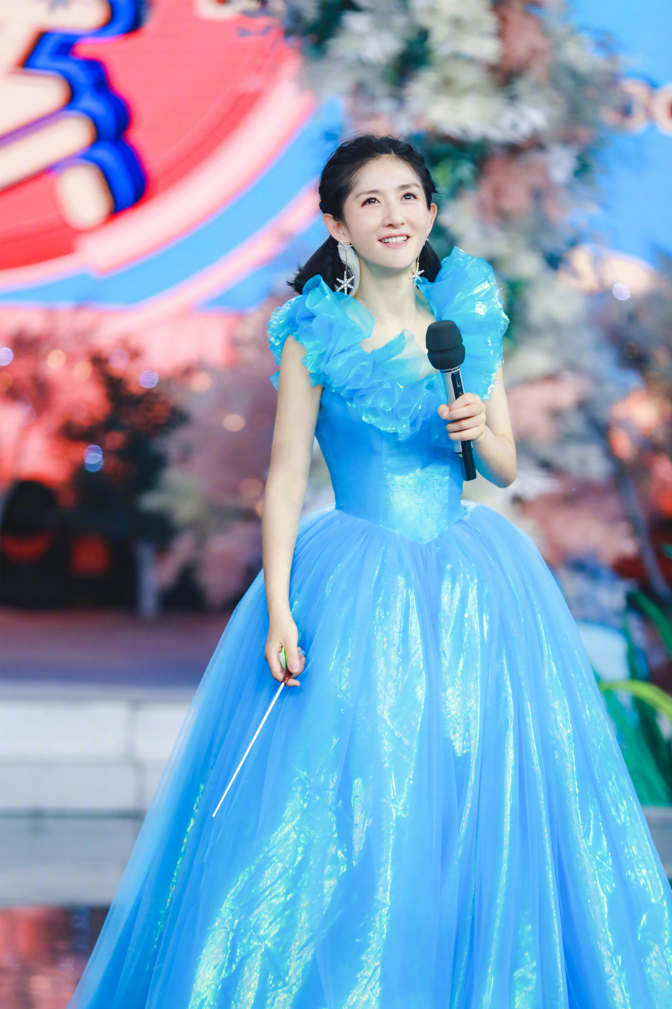 38岁谢娜越活越年轻?这几期快本穿搭甜美似少女,发量优越好羡慕