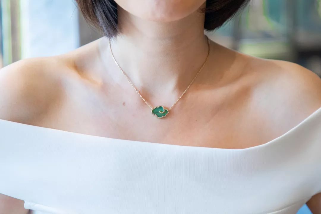 frostdiamond可千万不要小看这朵小小的红云中间镶嵌的宝石可是红玛瑙