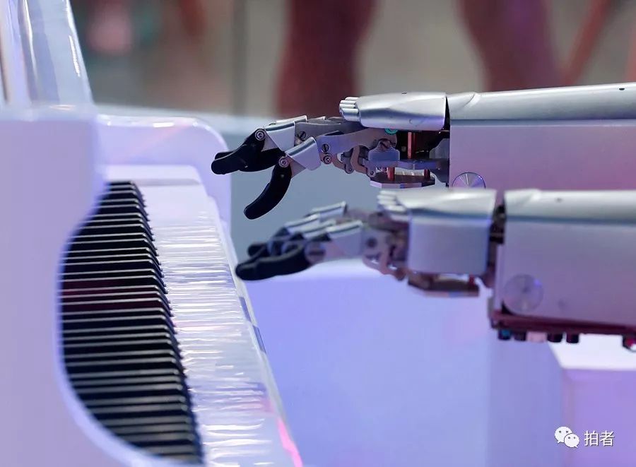 格力机器人乐队现场演奏,吸引了大批观众驻足观看.