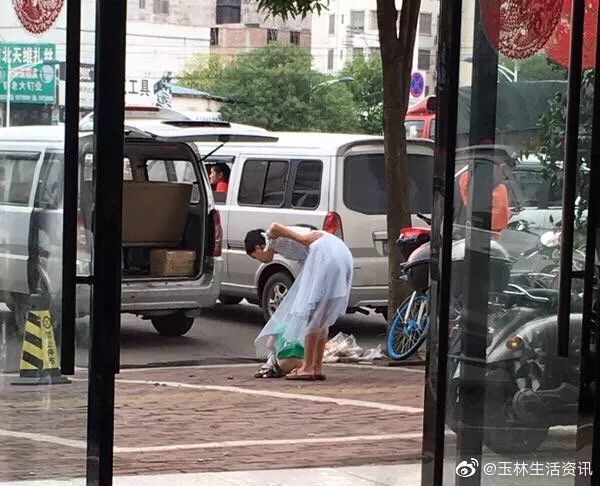 在大庭广众之下 一年轻妈妈居然让自己的孩子在公共场合之下大小便