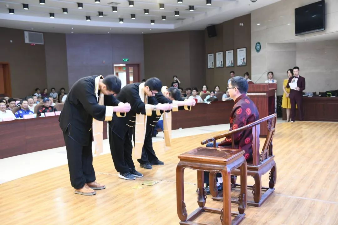 表心声奖先进行拜师礼这场医师节庆祝大会有欢笑有感动