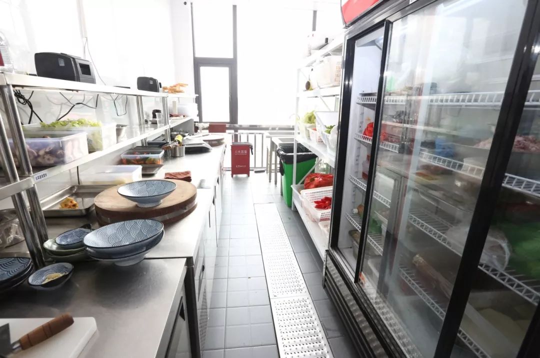 值得学习厨房干净明亮后厨与经营区有门帘清洗池标识有消毒设施且正常