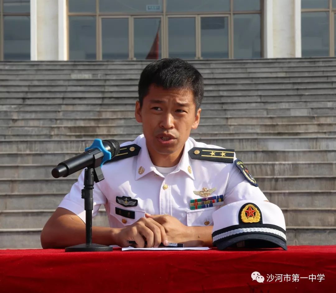 91967部队副参谋长孟浩向同学们讲解了军训的重要意义,希望同学们能够