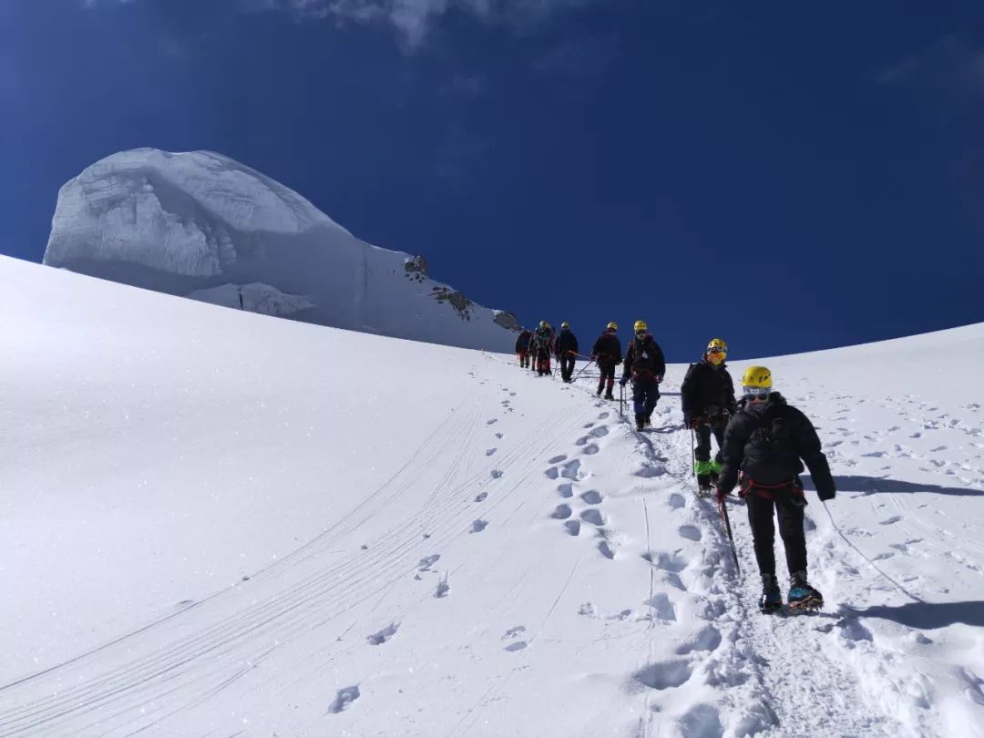 中国人民大学2019登山队成功登顶雀儿山