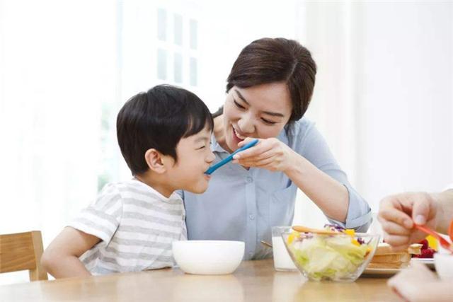 4岁娃还得妈妈喂饭?问题根源在家长身上,有些坏毛病真不能纵容