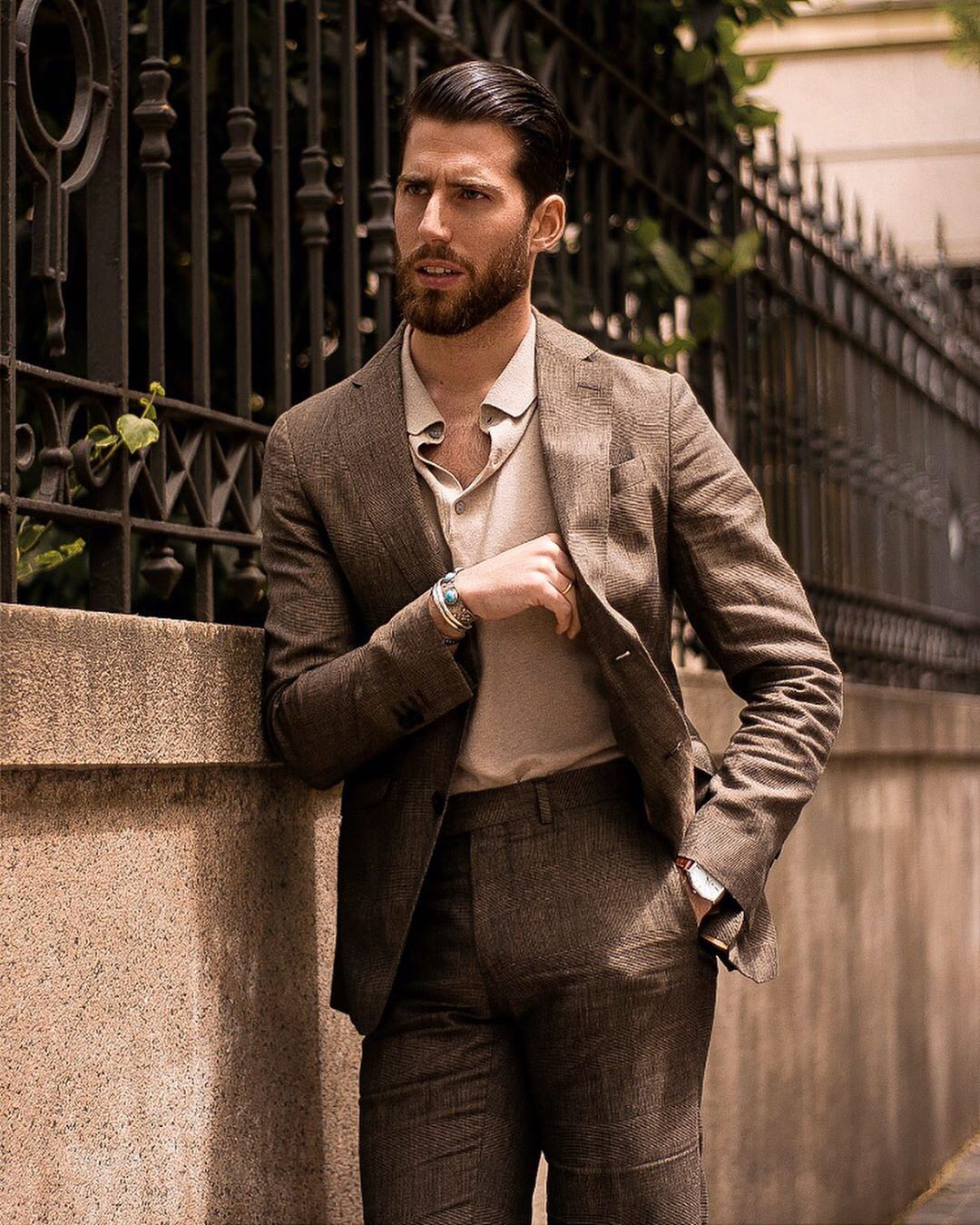 日常我们可能经常看到穿polo衫搭配牛仔裤或百慕大短裤的人,感觉活力