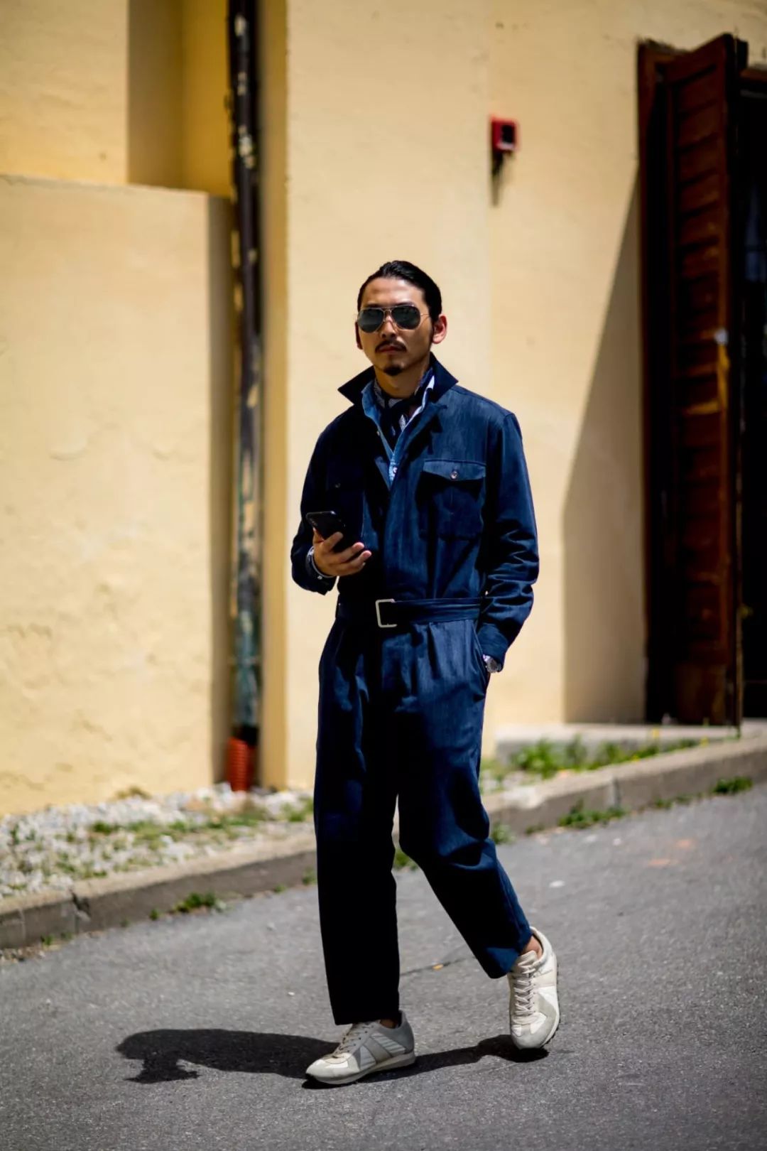 在色彩选择上,浅色系的方巾和同样浅色系的服装搭配,是男士减去年龄感