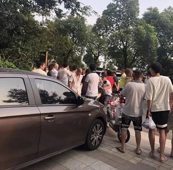 紹興一小區內因搶車位引發兩家人打架雙方都有流血連警察救護車都來了